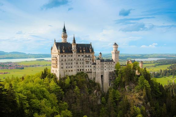 Das Schloss Neuschwanstein auf dem Felsen thronend